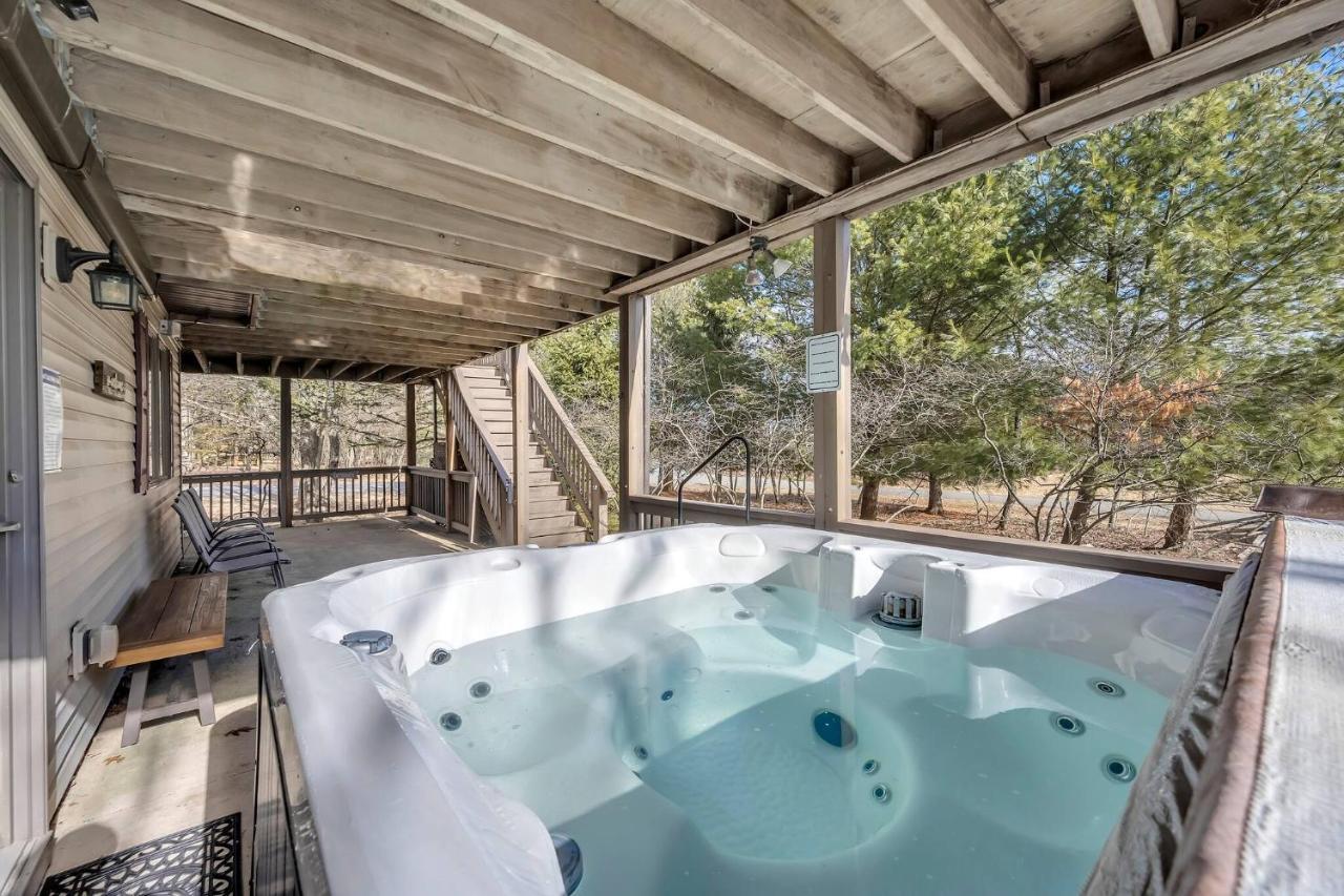 Holiday home Steps To The House, Hot Tub, Game Room, Deck *